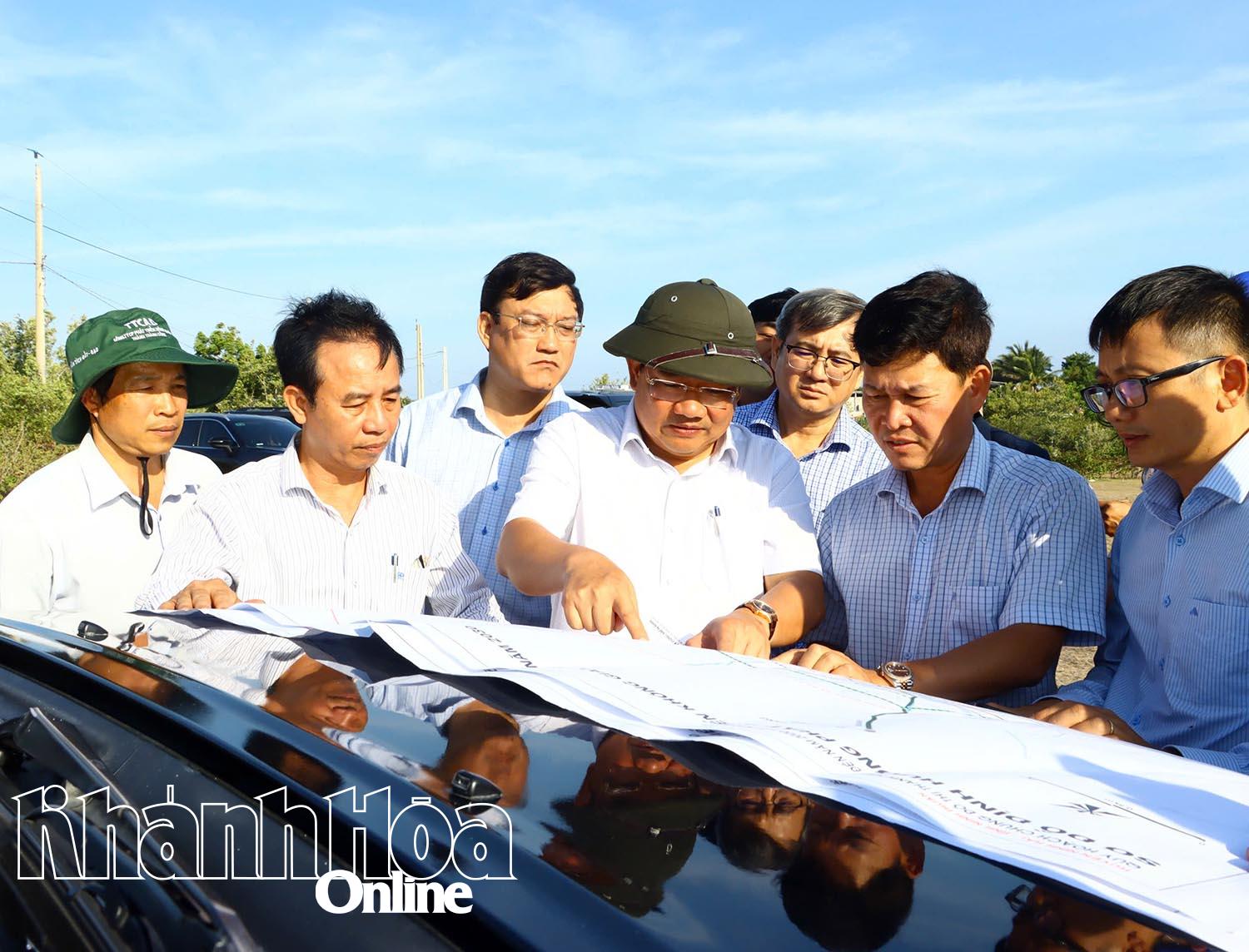 Phó Chủ tịch UBND tỉnh Trịnh Minh Hoàng khảo sát thực tế vị trí dự kiến bố trí tái định cư Dự án Nhà máy điện hạt nhân Ninh Thuận 2