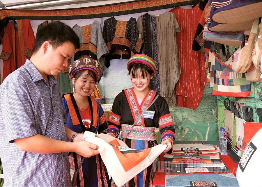 HTX dệt lanh Lùng Tám, xã Lùng Tám giới thiệu sản phẩm cho khách du lịch tại hội chợ quảng bá, giới thiệu sản phẩm.