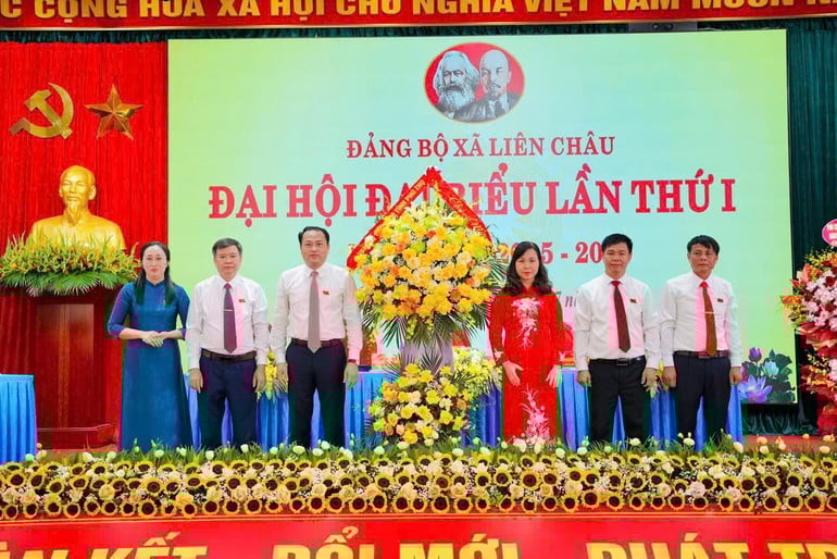 lanh-dao-tinh-uy-phu-tho-chuc-mung-dai-hoi-dang-bo-xa-lien-chau.jpg