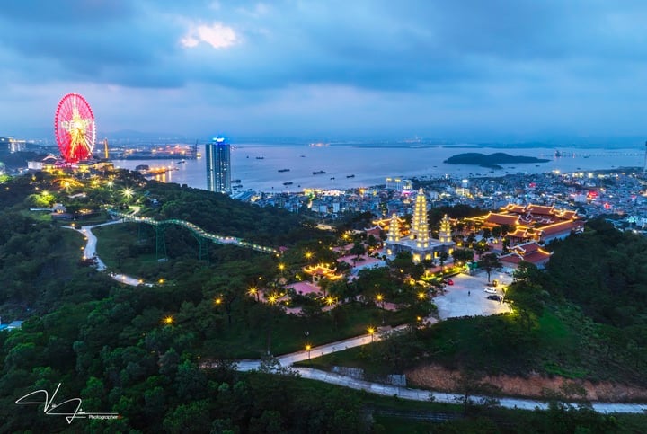 Khung cảnh Vịnh di sản trong ánh hoàng hôn.