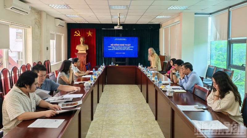 Hội đồng nghệ thuật họp, thảo luận phương án tuyển chọn tác phẩm tham gia Triển lãm thành tựu đất nước.