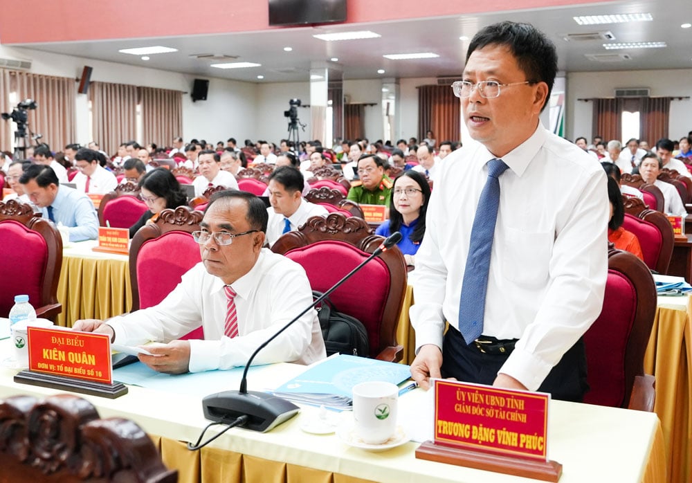 Ông Trương Đặng Vĩnh Phúc- Ủy viên Ban Thường vụ Tỉnh ủy, Giám đốc Sở Tài chính giải trình làm rõ các vấn đề đại biểu quan tâm thảo luận.