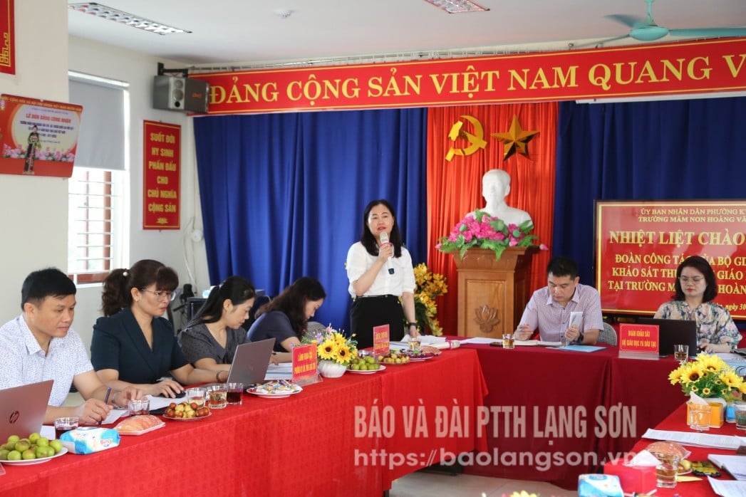 Đại diện phòng chuyên môn Sở Giáo dục và Đào tạo báo cáo công tác thực hiện dạy học STEM ở cấp mầm non trên địa bàn tỉnh