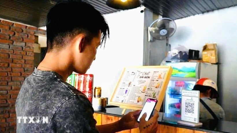 Customers use online payment methods. (Photo: VNA)