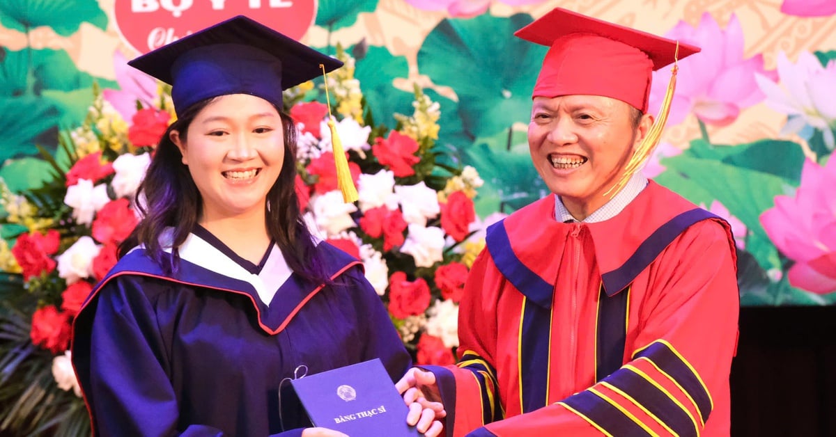 Những bác sĩ nội trú đầu tiên của Trường đại học Y Dược đã tốt nghiệp