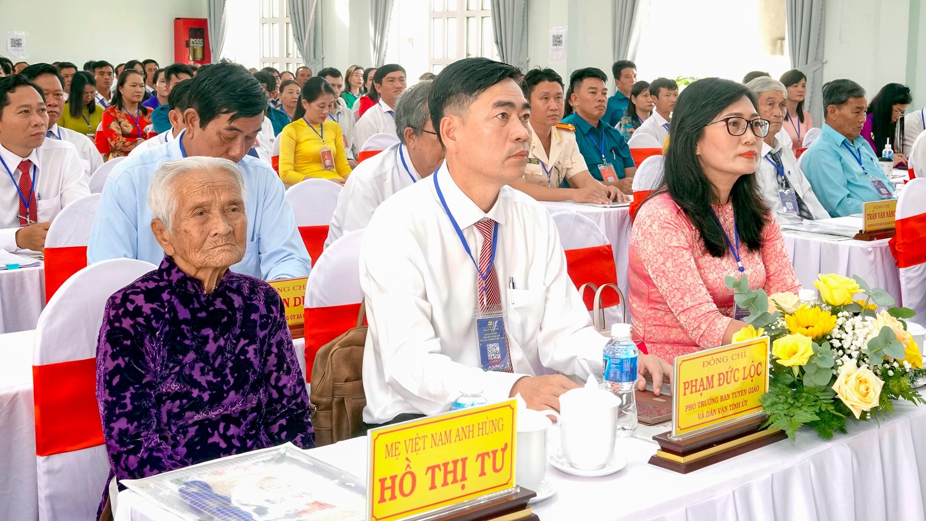 វីរជន​វៀត​ណាម ហូ ធី ទូ (អ្នក​ទីមួយ​ខាង​ឆ្វេង) ចូល​រួម​សមាជ