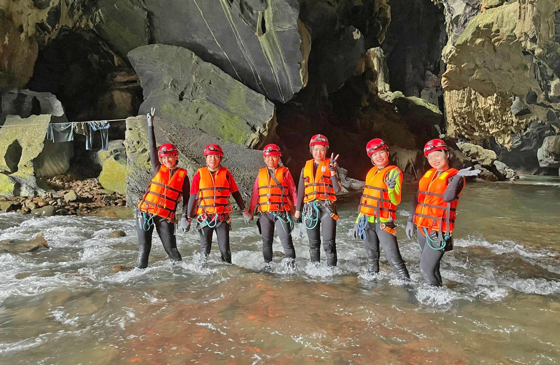 du-khach-tham-gia-trai-nghiem-kham-pha-hang-ruc-mon-tinh-quang-tri-.-anh-thanh-ha.jpg