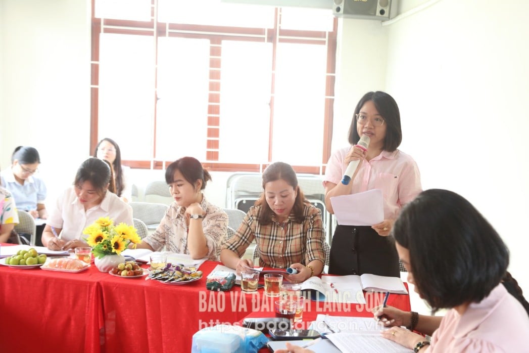 Đại diện các đơn vị trao đổi về việc tổ chức dạy học STEM của đơn vị với đoàn khảo sát