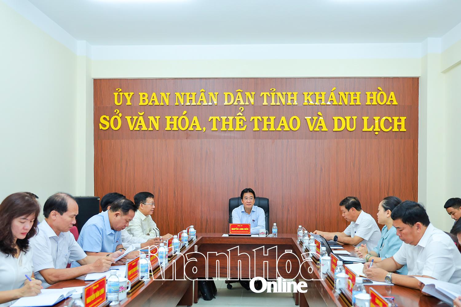 ទិដ្ឋភាពនៃកិច្ចប្រជុំការងាររបស់អនុប្រធានគណៈកម្មាធិការប្រជាជនខេត្ត លោក Nguyen Long Bien ជាមួយថ្នាក់ដឹកនាំមន្ទីរវប្បធម៌ កីឡា និងទេសចរណ៍។