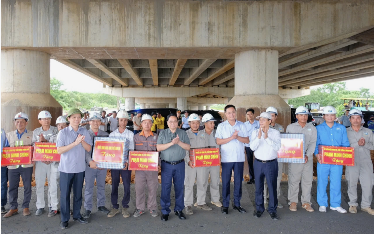 tu-tuong-pham-minh-chinh-kiem-tra-cong-trinh-trong-diem-o-quang-tri-267-2.png