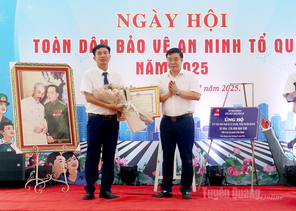 Đồng chí Hoàng Gia Long, Ủy viên Ban Thường Vụ Tỉnh ủy, Phó Chủ tịch UBND tỉnh trao Bằng khen của Chủ tịch UBND tỉnh cho cá nhân.