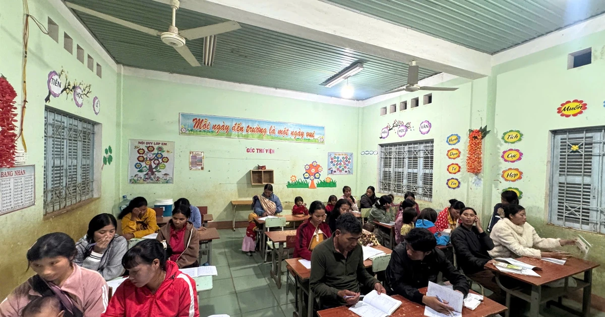 Clase de alfabetización en la montaña Tu Mo Rong