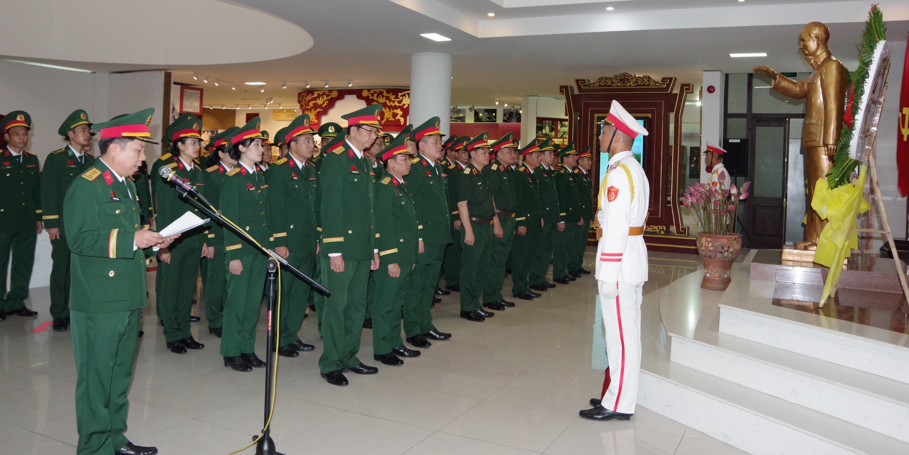 Delegation attending the City Military Party Congress offered flowers and reported achievements to President Ho Chi Minh