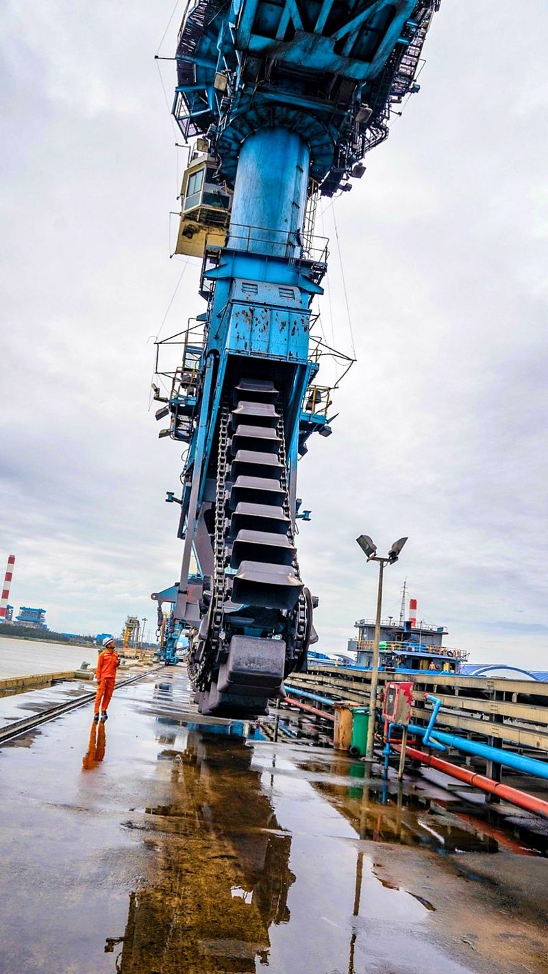 Des ouvriers utilisent des machines à la société d'énergie thermique de Duyen Hai.