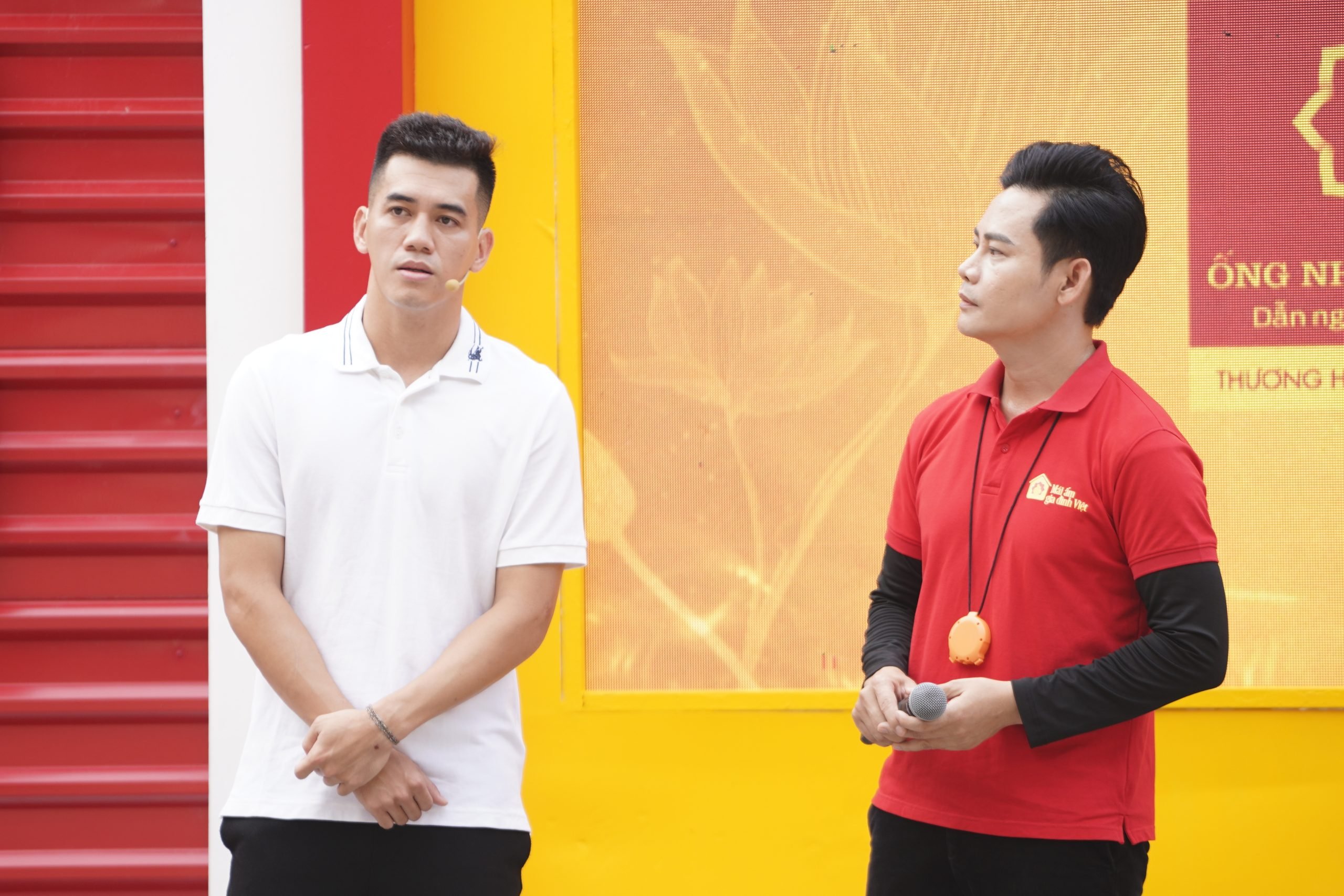 Cầu thủ Tiến Linh chia sẻ về tuổi thơ thiếu vắng cha mẹ, thấu cảm sâu sắc với hoàn cảnh của các em nhỏ trong chương trình.