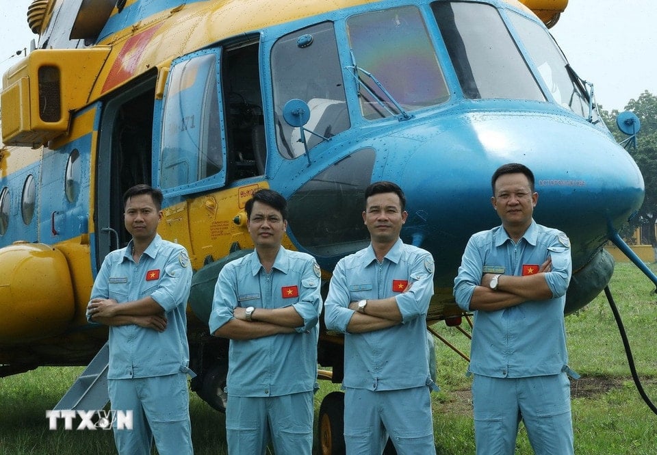 Thành viên tổ bay trước giờ cất cánh. (Ảnh: Trọng Đức/TTXVN)