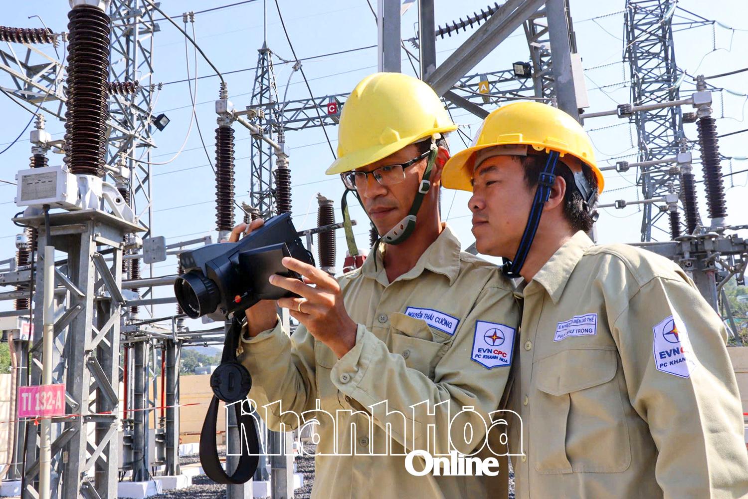 يستخدم موظفو شركة Khanh Hoa PC موازين الحرارة للتحقق من التوصيلات على شبكة الطاقة.