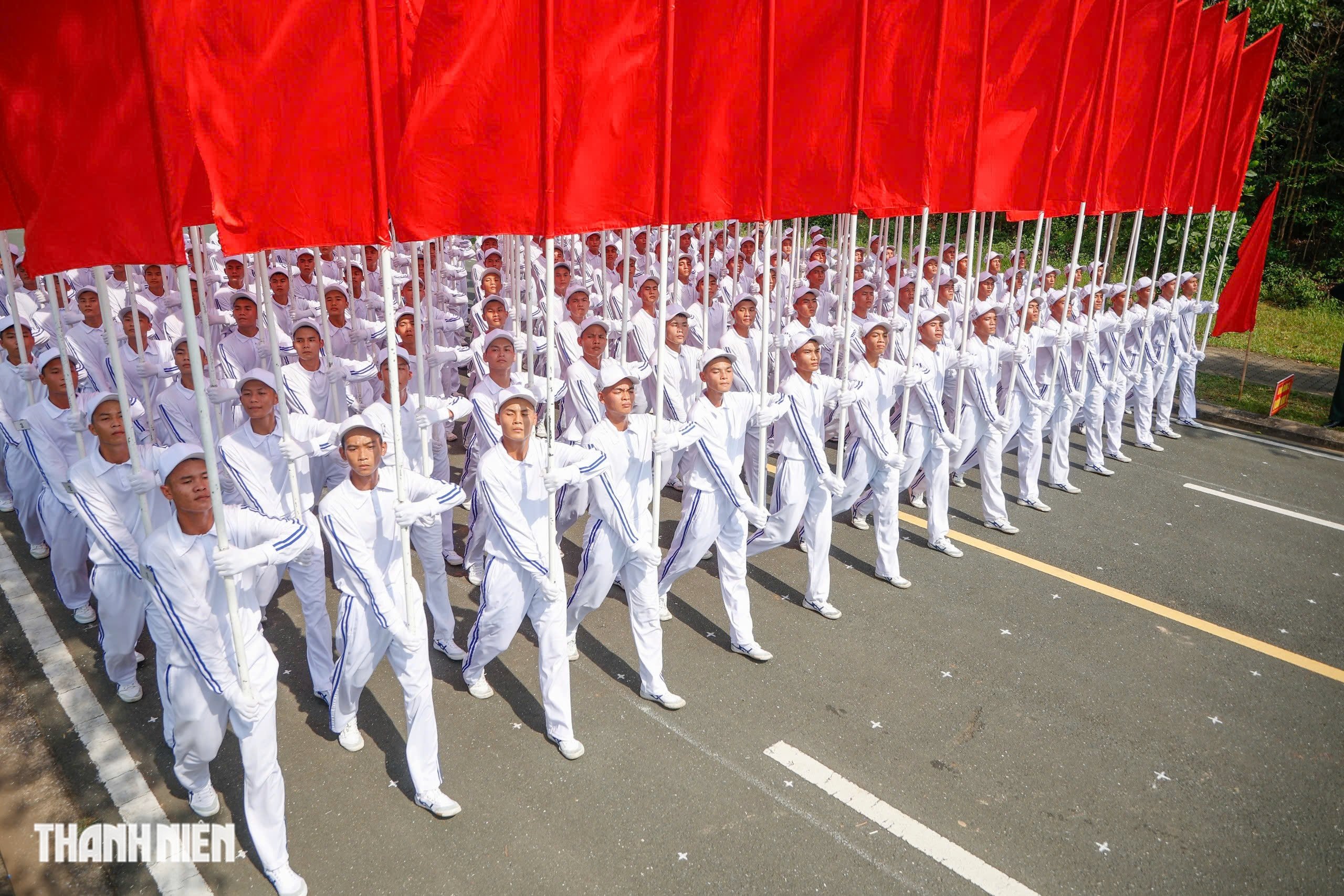 Chiến sĩ đẫm mồ hôi, 'gồng mình' trên mặt đường ảo ảnh luyện tập cho nhiệm vụ A80- Ảnh 18.
