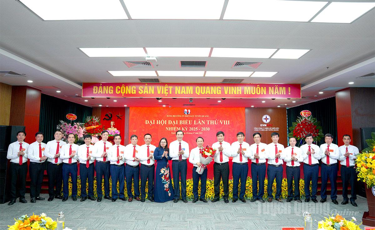 Đồng chí Trần Việt Hùng, Phó Bí thư Đảng ủy UBND tỉnh tặng hoa chúc mừng Ban Chấp hành Đảng bộ Công ty Điện lực Tuyên Quang, nhiệm kỳ 2025-2030.