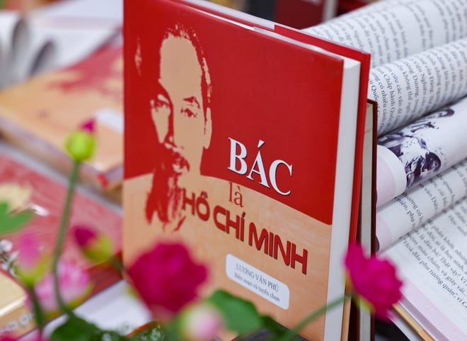 vna-potal-ra-mat-2-cuon-sach-bac-la-ho-chi-minh-va-bac-ho-o-thai-lan-8180125.jpg