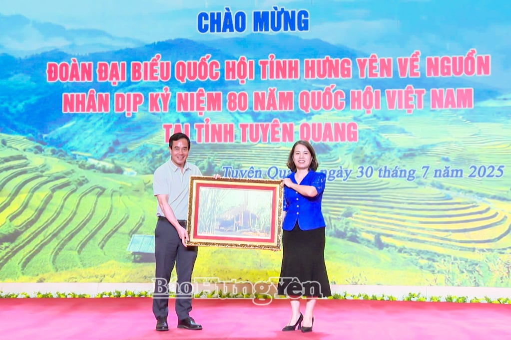 Đoàn đại biểu Quốc hội tỉnh Tuyên Quang trao bức tranh tặng Đoàn đại biểu Quốc hội tỉnh Hưng Yên.