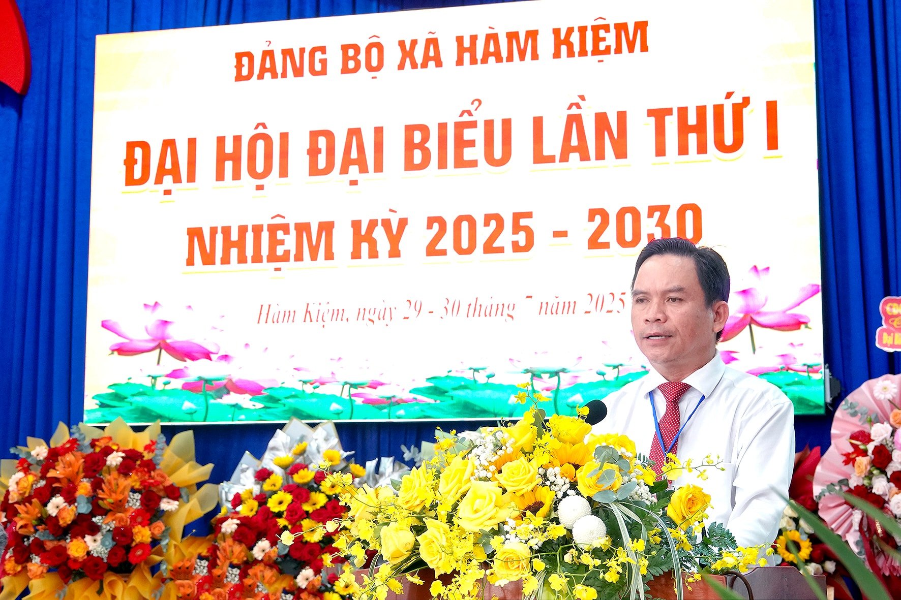 សមមិត្ត Ngo Minh Hoa លេខាគណៈកម្មាធិការបក្សឃុំ Ham Kiem ថ្លែងសុន្ទរកថាបើកមហាសន្និបាត។