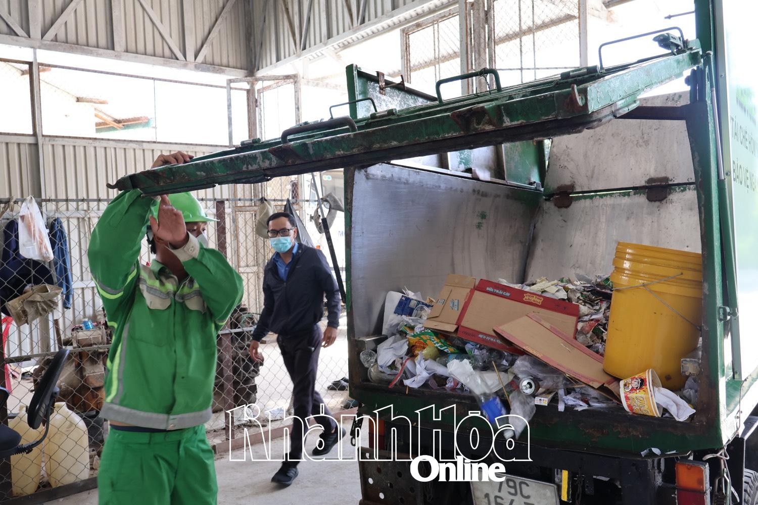 Công nhân thu gom rác thải khu vực Nha Trang. 