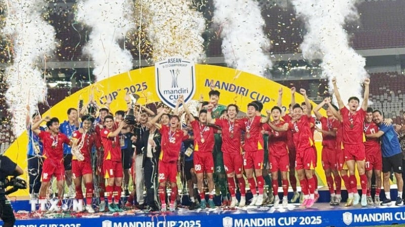 Các cầu thủ U23 Việt Nam hân hoan nâng cao cúp vô địch U23 Đông Nam Á 2025 trên sân Gelora Bung Karno. (Ảnh: TTXVN)