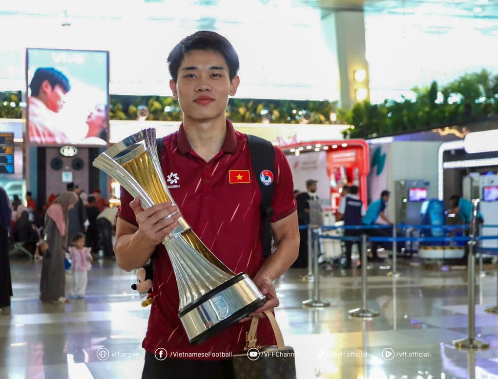 U23 Việt Nam mang cúp vô địch Đông Nam Á về nước - 2