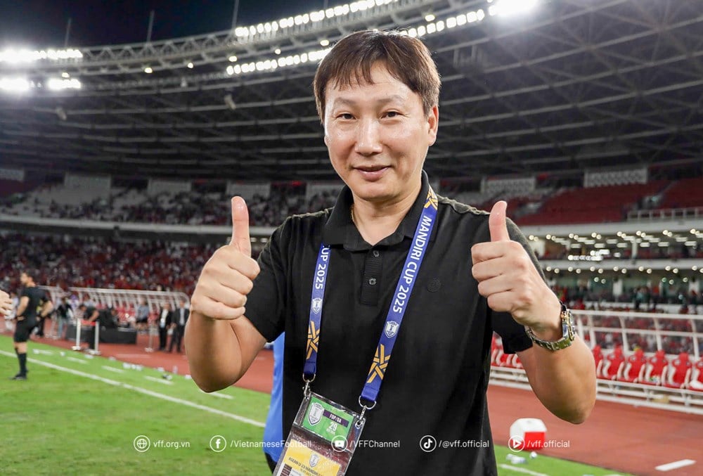 គ្រូ​បង្វឹក Kim Sang-sik ពន្យល់​ពី​ការ​គ្រវី​កន្សែង និង​បត់​ដប​ទឹក​ក្នុង​ការ​ប្រកួត​ចុង​ក្រោយ - រូបថត ១