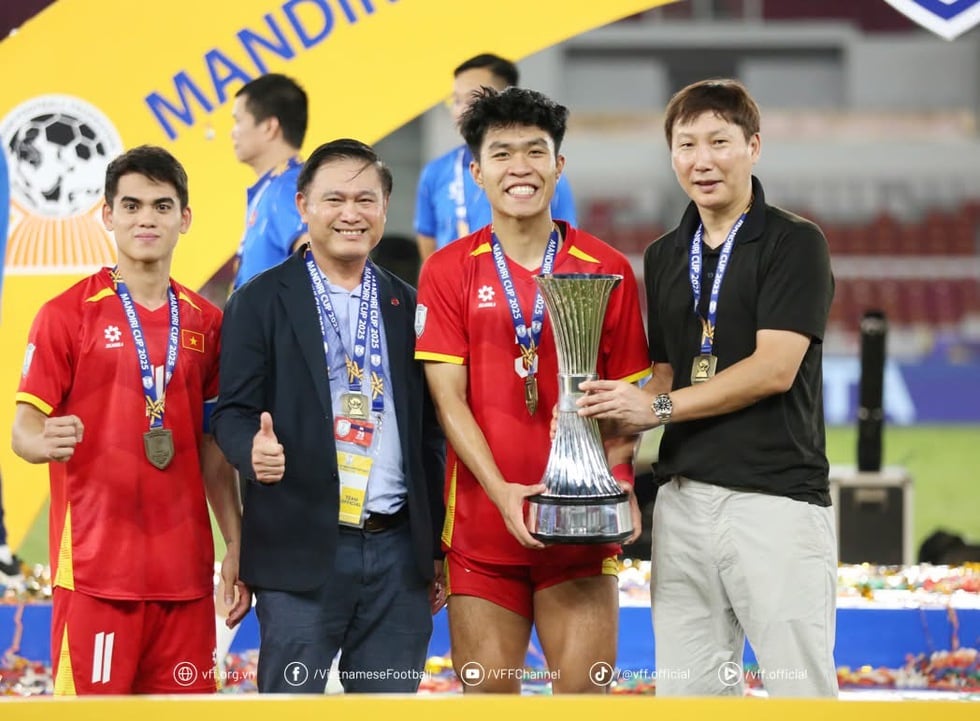 គ្រូ​បង្វឹក Kim Sang-sik មាន 'ឧប្បត្តិហេតុ​មិន​គួរ​ឱ្យ​ជឿ' ត្រូវ​បាន​សិស្ស​របស់​គាត់​ដួល​ទៅ​ដី - រូបថត 6.