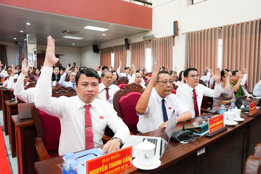 Đại biểu HĐND tỉnh thống nhất biểu quyết thông qua Nghị quyết cho thôi làm nhiệm vụ đại biểu HĐND tỉnh Vĩnh Long khóa X, nhiệm kỳ 2021 - 2026 đối với ông Nguyễn Thành Thế- nguyên Phó Bí thư Thường trực Tỉnh ủy.