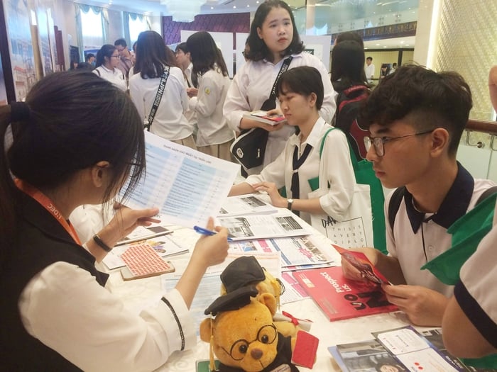 Xét tuyển đại học: Không nên chủ quan điểm sàn giảm, điểm chuẩn sẽ thấp- Ảnh 1.