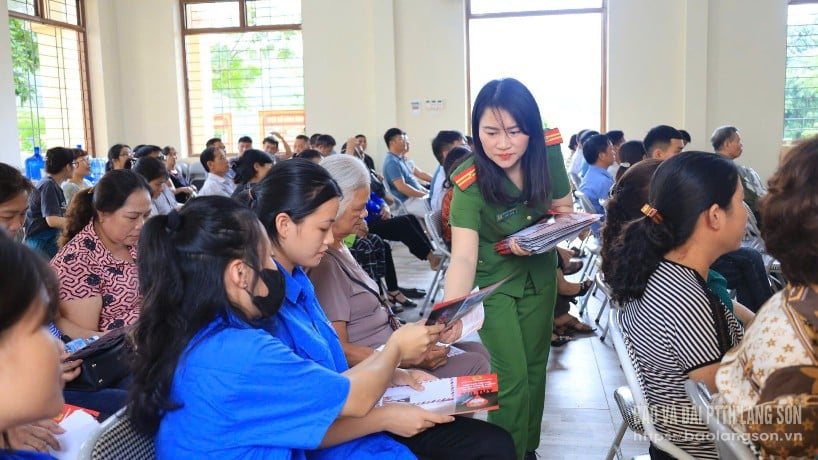 Ban Phụ nữ Công an tỉnh tuyên truyền phòng, chống MBN cho người dân
