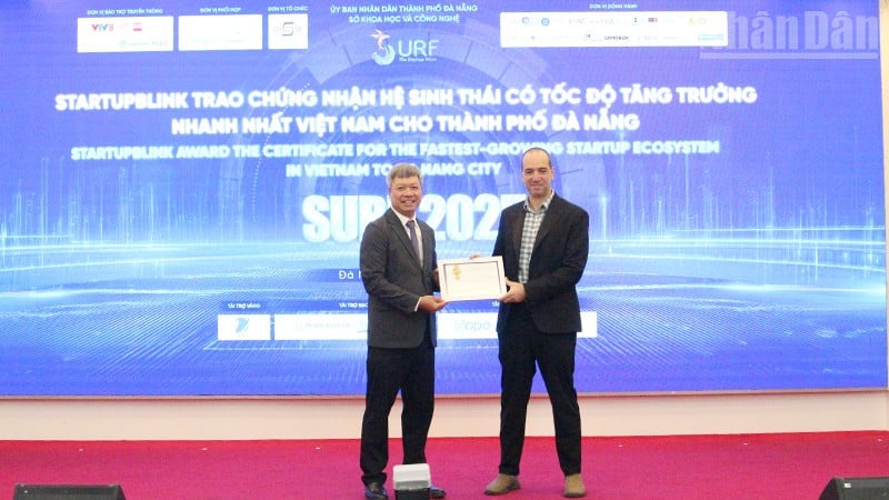 Trao chứng nhận "Hệ sinh thái tăng trưởng nhanh nhất Việt Nam" cho thành phố Đà Nẵng.
