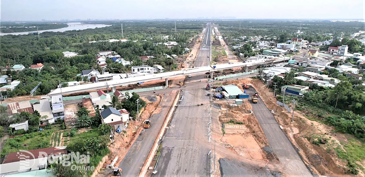 Các nhánh đường tạm tại các nút giao giữa Dự án Thành phần 1A và các tuyến đường tỉnh 25B, 769 và đường Lý Tự Trọng sẽ được cải tạo mặt đường, láng nhựa để đảm bảo an toàn khi đưa vào khai thác tạm. Ảnh: Phạm Tùng