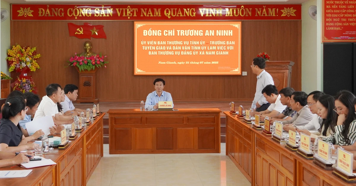 Trưởng ban Tuyên giáo và Dân vận Tỉnh ủy làm việc với xã Nam Gianh
