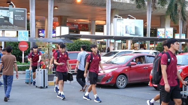 Quốc Việt rủ Đình Bắc, Văn Khang,... nhảy TikTok theo trend cực hài hước ở sân bay - Ảnh 3.