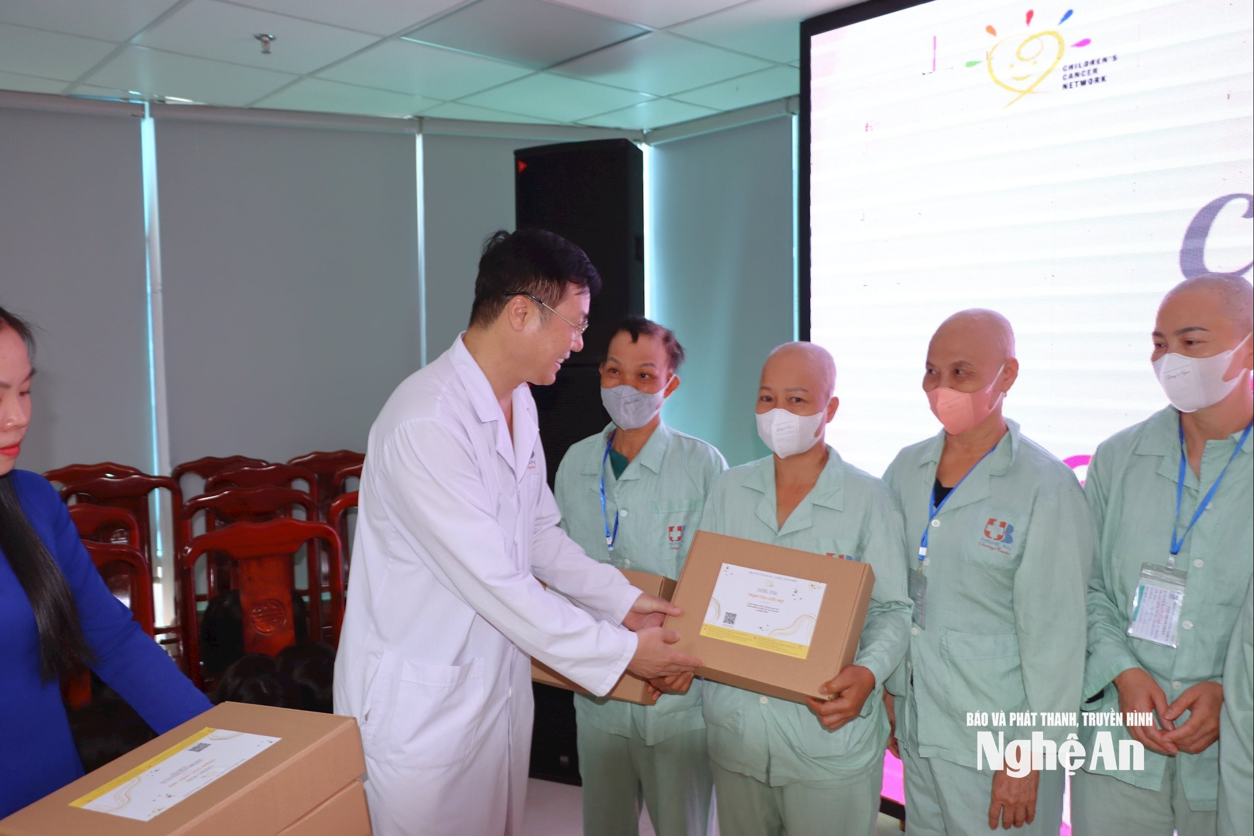 អ្នក​ជំងឺ​មហារីក​ត្រូវ​បាន​ផ្លាស់​ទៅ​ទទួល​សក់​ពាក់​ជា​អំណោយ​ពី​កម្មវិធី។