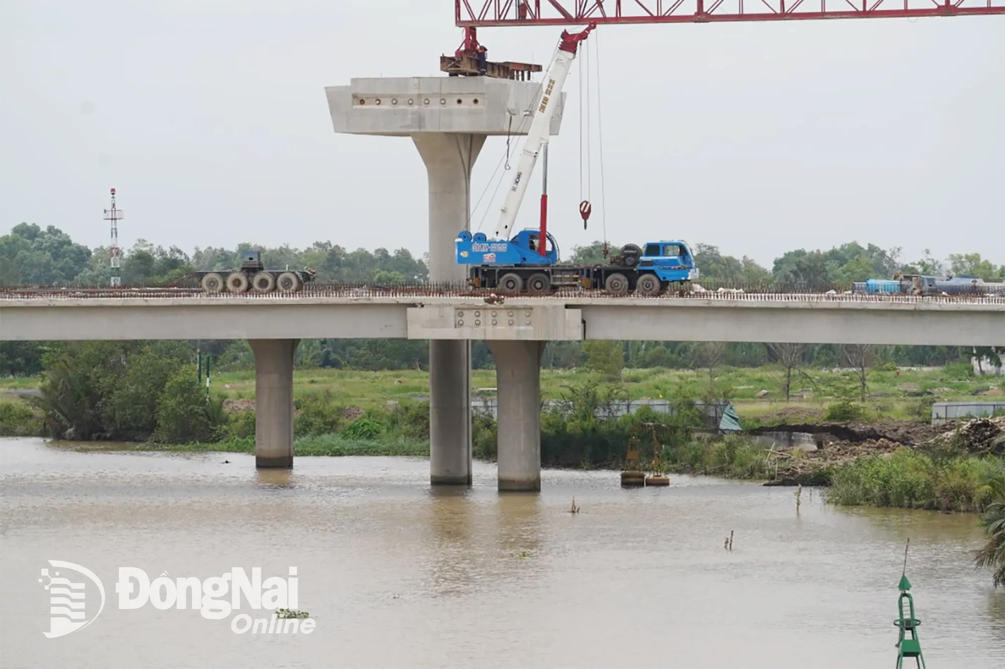 The construction atmosphere along the entire route is taking place urgently. At the construction site, the construction unit and contractor are mobilizing all machinery and human resources to speed up the project's progress.