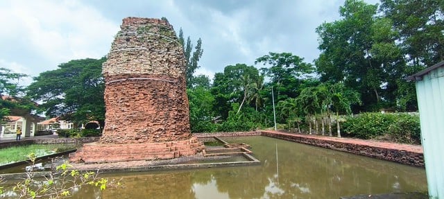 Tháp cổ ngàn tuổi Vĩnh Hưng ngập trong nước- Ảnh 3.