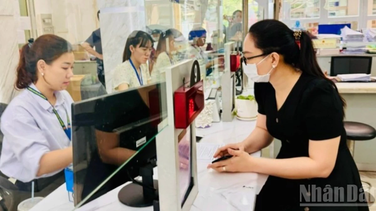 
Cán bộ, công chức Thành phố Hồ Chí Minh giải quyết thủ tục hành chính cho người dân. (Ảnh: VƯƠNG LÊ)