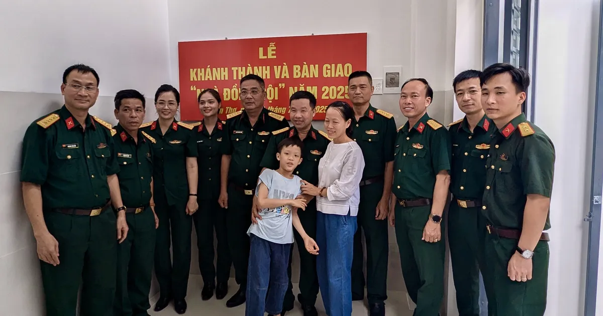 Bàn giao nhà đồng đội cho quân nhân Cục 12 - Tổng cục 2 (Bộ Quốc phòng)