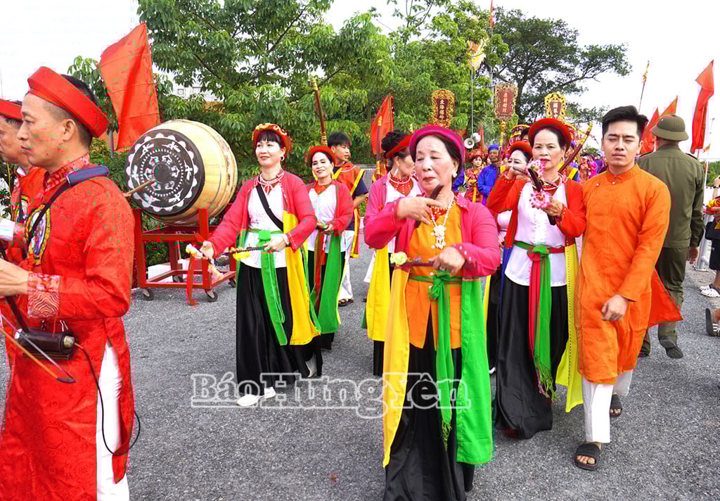훙롱사 축제에 참여한 센티엔 댄스팀.