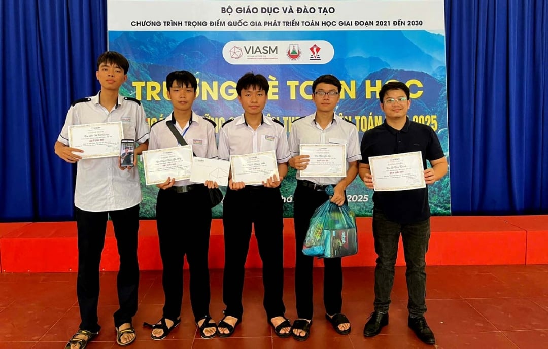 ក្រុមគណិតវិទ្យាវិទ្យាល័យហ្លួងវ៉ាន់ចាន់ទទួលបានលទ្ធផលខ្ពស់បំផុតនៅសាលារដូវក្តៅឆ្នាំ 2025