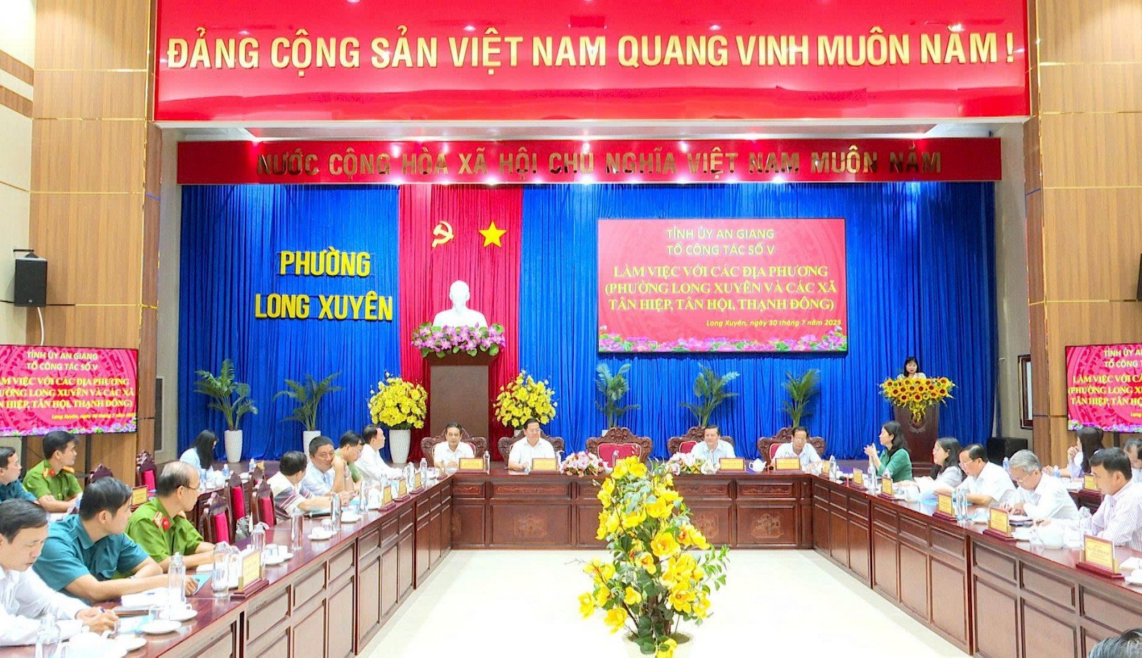 Đại biểu tham dự buổi làm việc