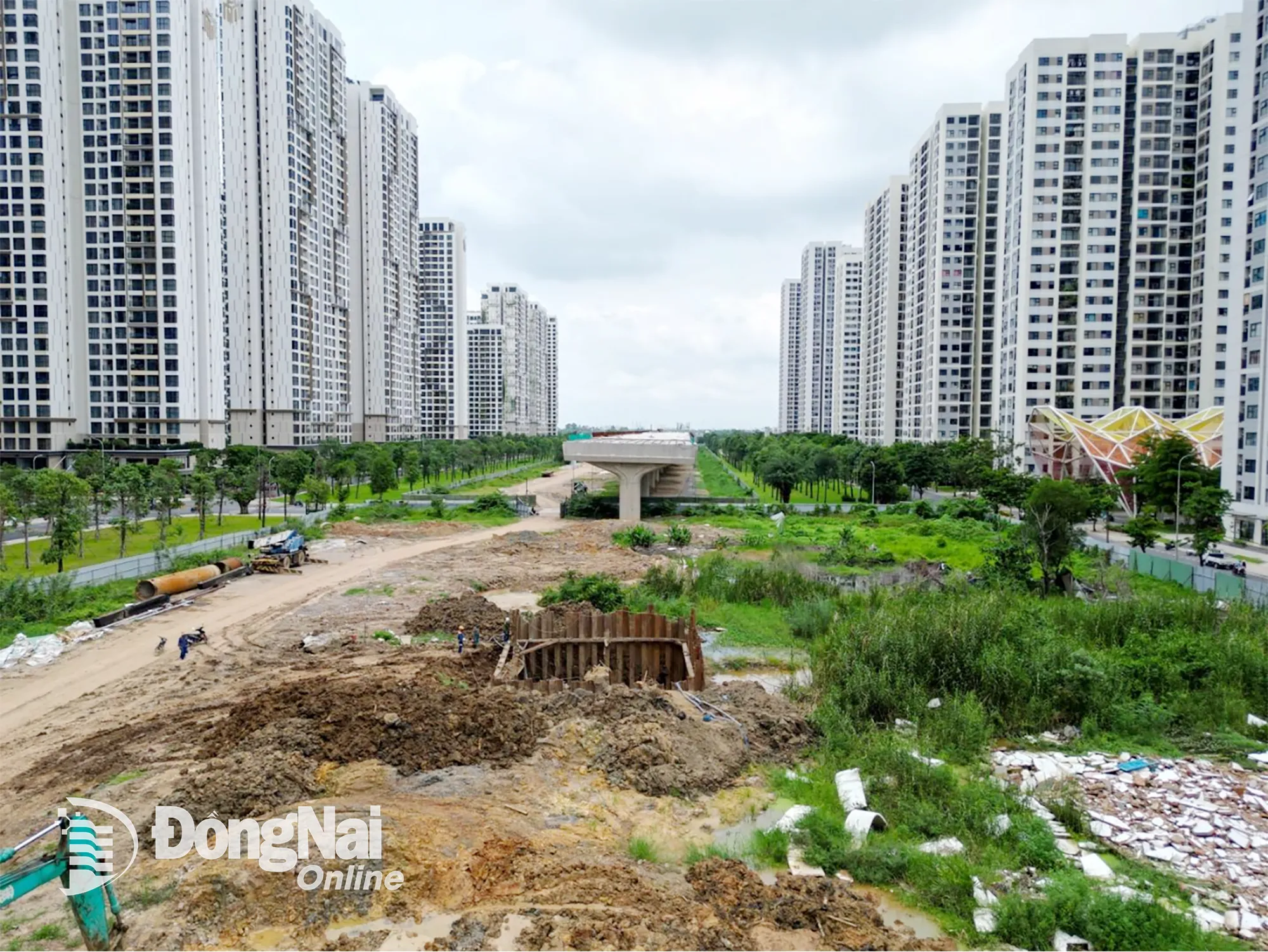 A highlight of the route is the overpass over Vinhomes Grand Park urban area - where the bridge piers and steel beams extend over the modern urban space, creating an iconic infrastructure landscape and development vision of the Eastern city.