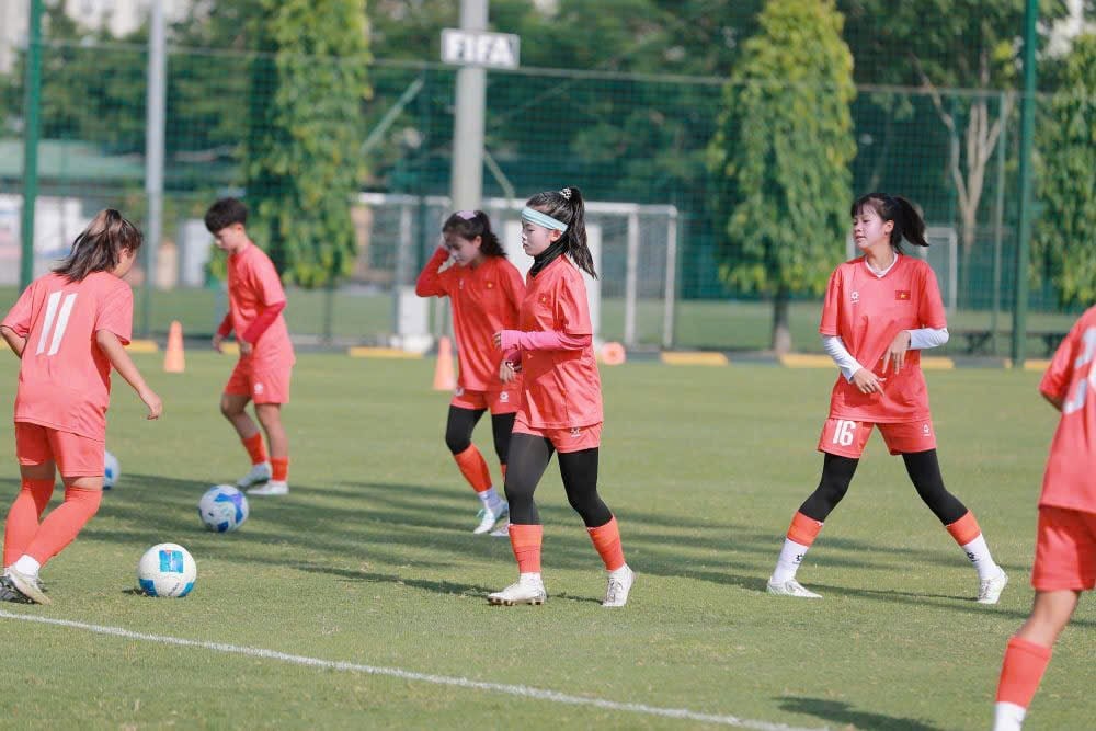 ក្រុមបាល់ទាត់នារី U16 វៀតណាមត្រៀមយ៉ាងសកម្មសម្រាប់ការប្រកួតជើងឯកនារី U16 អាស៊ីអាគ្នេយ៍ឆ្នាំ 2025 - រូបថត 1