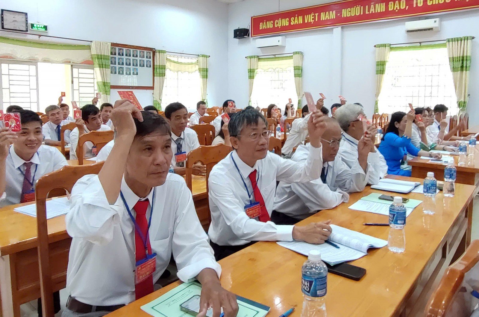Đại biểu thông qua nghị quyết tại Đại hội