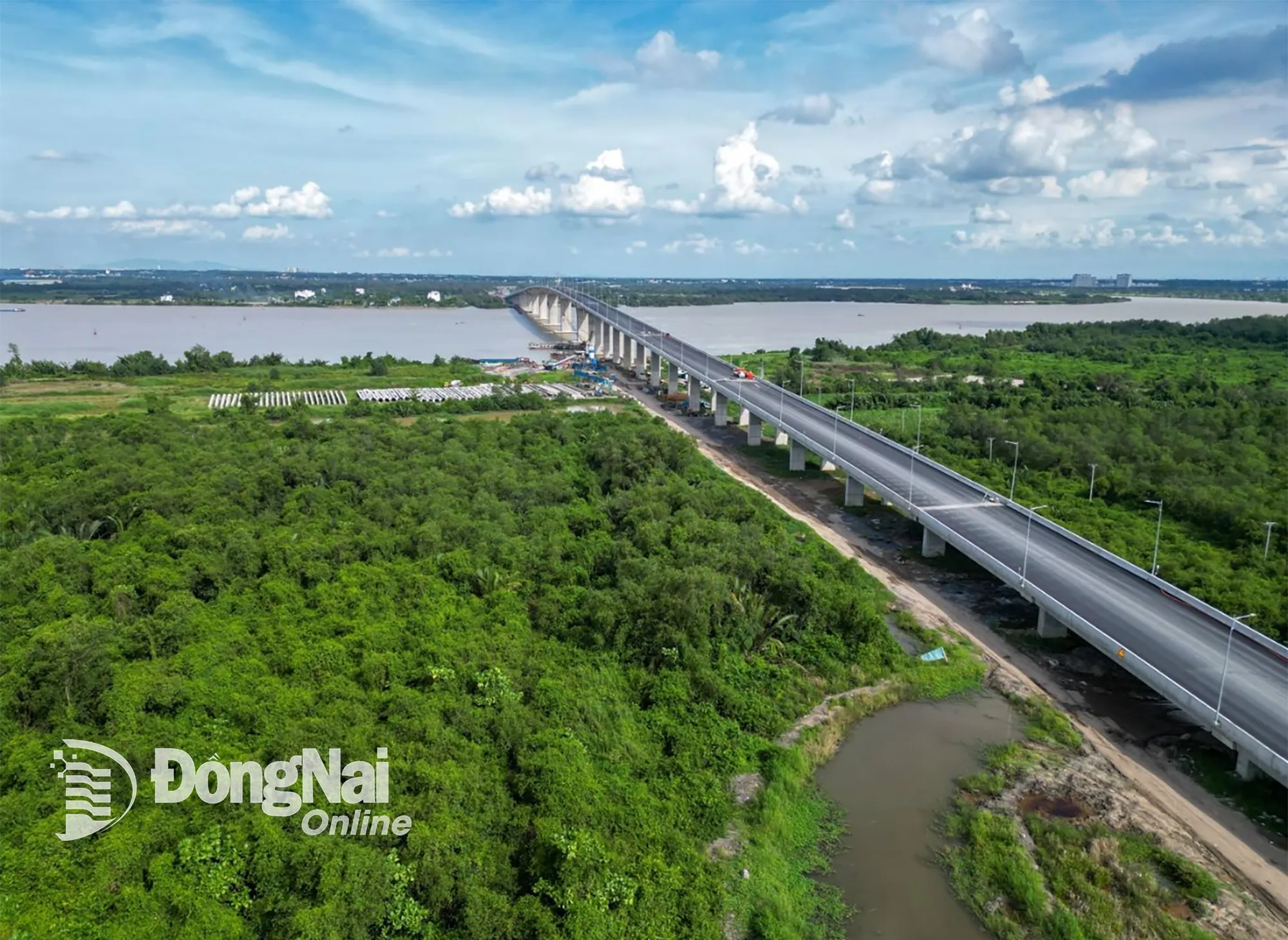 On the Dong Nai side, many access roads at the beginning of Nhon Trach Bridge have been paved. Nhon Trach Bridge - the largest and longest bridge on the route - has also been basically completed and is ready for traffic. This is a key project that helps directly connect Ho Chi Minh City with Dong Nai, creating a vital traffic corridor for the entire region.